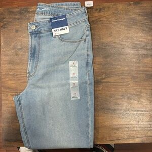 Size 8 old navy nwt jeans straight leg
Women size 8